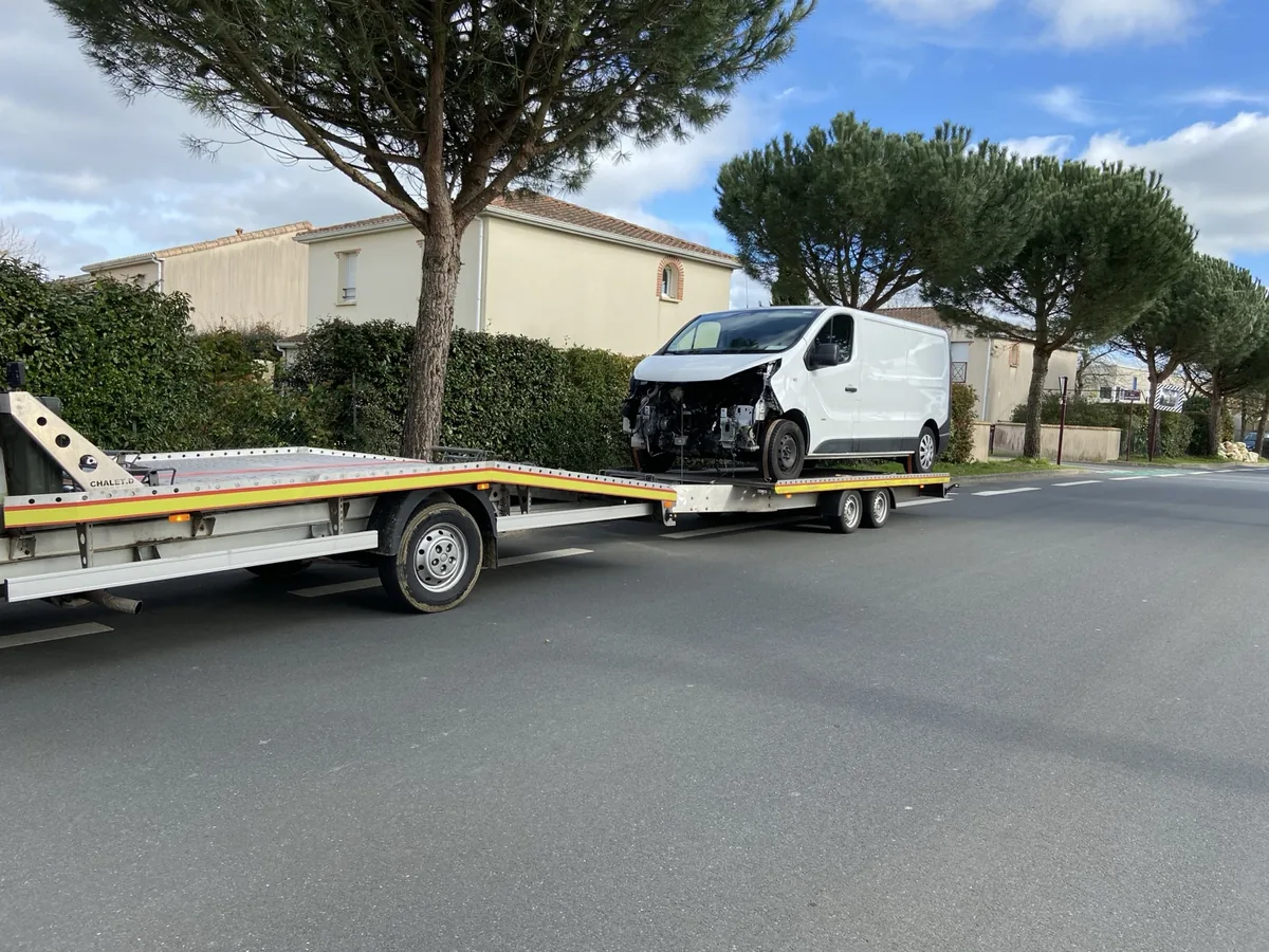 Enlèvement d’épave à Betton avec camion plateau